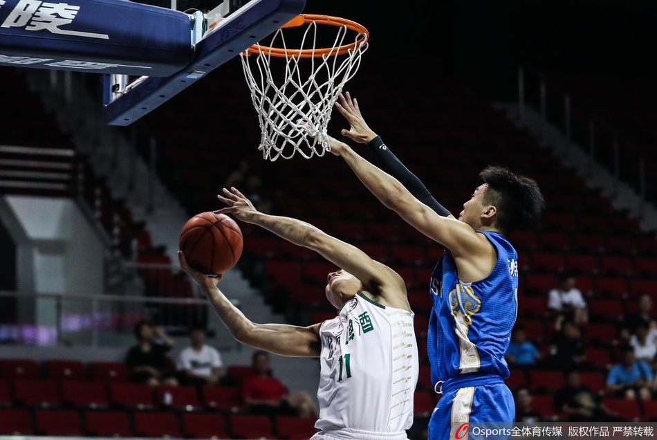 大胜之后，江苏肯帝亚的球员们面带笑容围在一起，击掌庆祝这场酣畅淋漓的团队胜利。