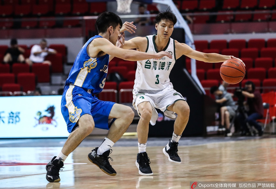 吴冠希与赵旭昕双塔连线，高高跃起空中接力，完成了一记势大力沉的双手灌篮。