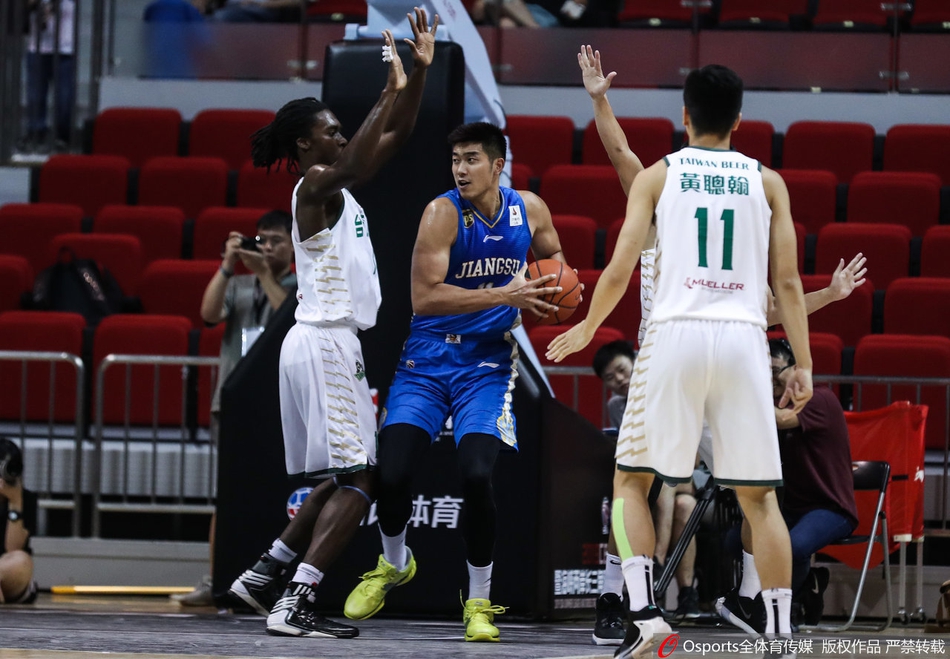 王洪送出击地妙传，篮球穿越防线，队友心领神会顺势上篮，展现出精妙的团队配合。