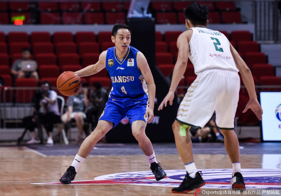 侯逸凡高高跃起单手劈扣，势大力沉的灌篮让整个篮架都为之颤抖，霸气尽显。