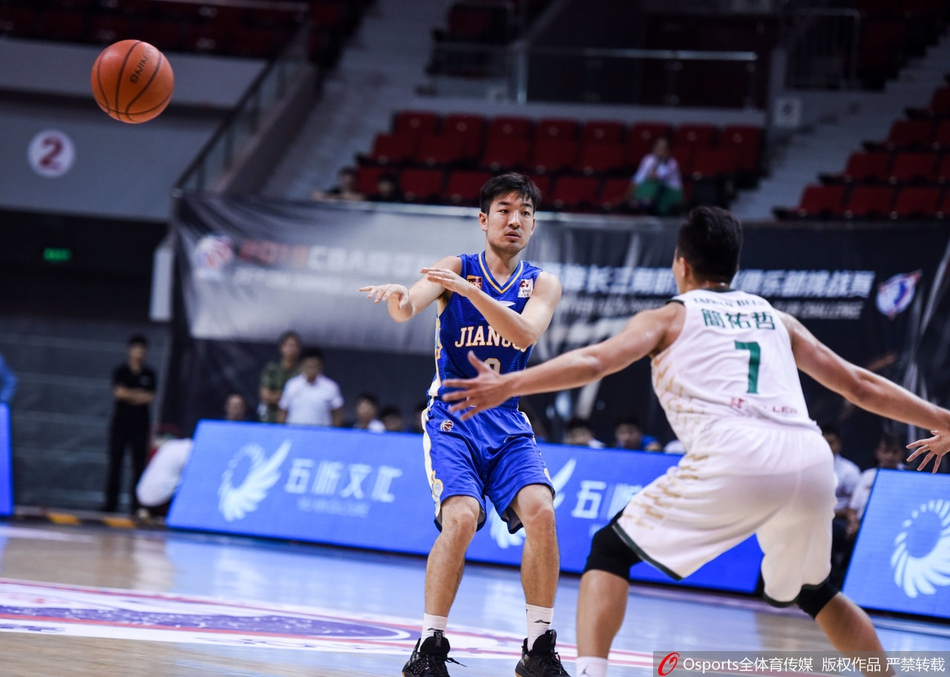 赵率舟外线手起刀落，篮球划过一道完美的弧线直钻网心，瞬间点燃全场激情。