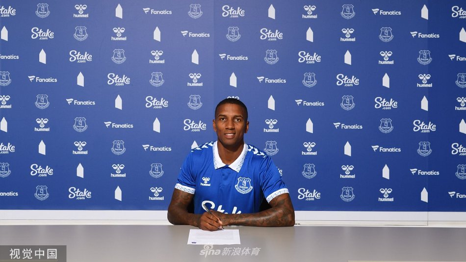 阿什利·扬与主帅肖恩·戴奇在训练场边热切交流，两人的手势透露出对战术的专注讨论。