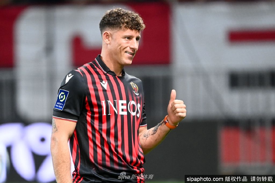 巴克利与俱乐部高层亲切握手，在签约仪式上落笔成约，这一刻定格了双方对未来共同的期待