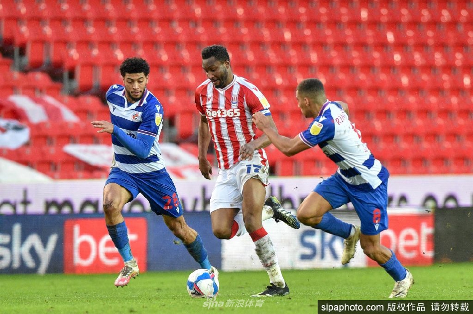 米克尔在训练中专注指导年轻球员，神情认真而温和，将宝贵的经验与足球智慧传递给下一代