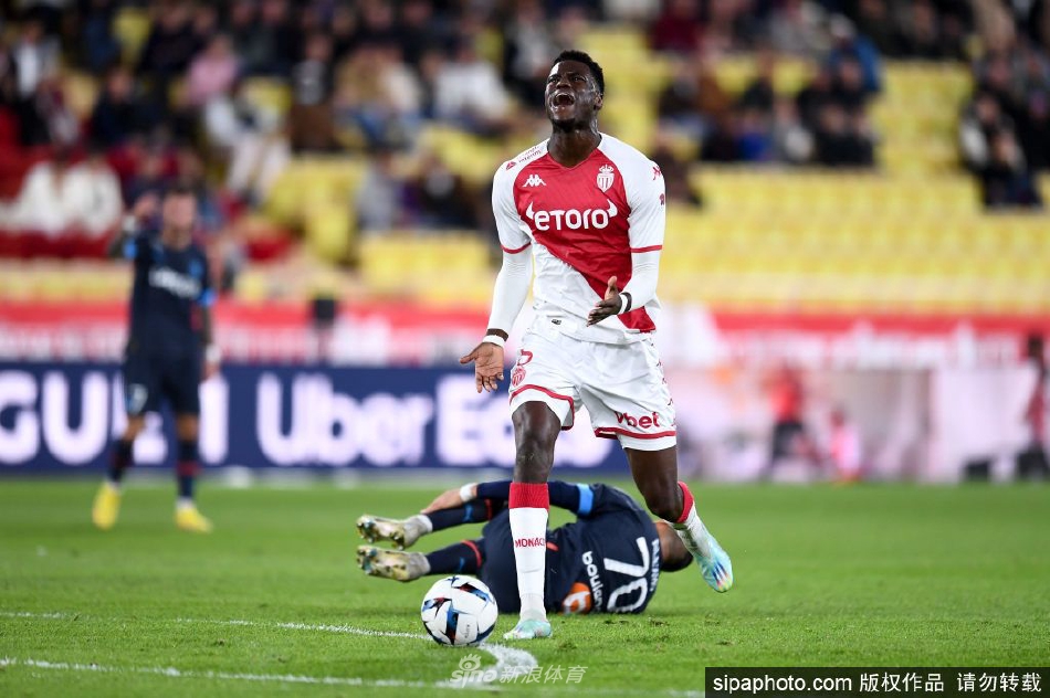 巴迪亚西勒在摩纳哥时期，于比赛中专注防守拦截的瞬间