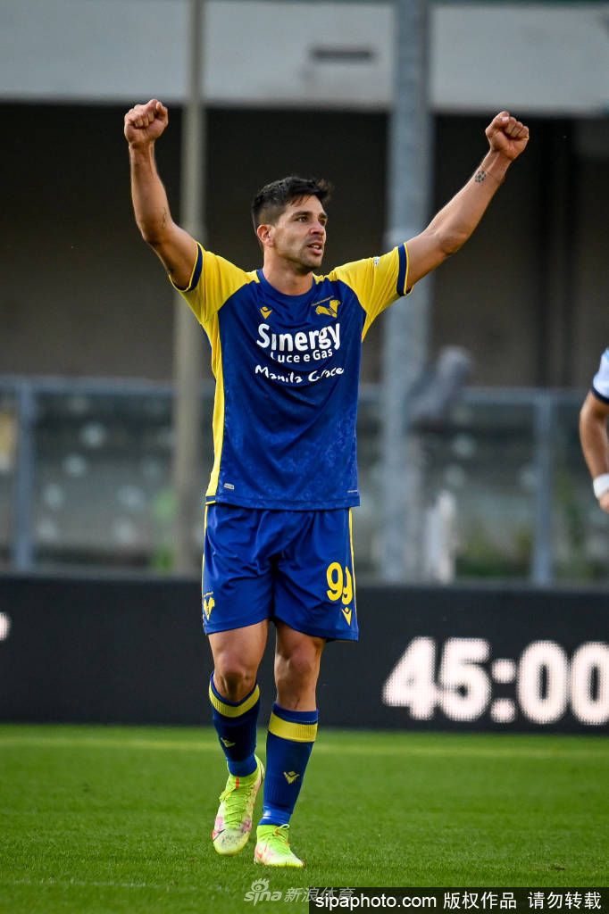 吉奥瓦尼·西蒙尼在那不勒斯训练场上首次带球奔跑，眼神专注充满斗志