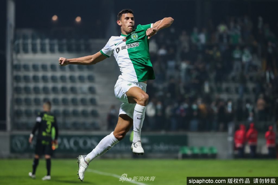 努内斯在葡萄牙国家队训练中专注神情，身披国家队战袍为国征战是他的荣耀