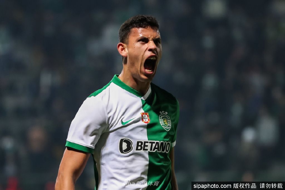 努内斯在葡萄牙体育时期赛场飞奔，展现其作为中场核心的优雅控球与大局观