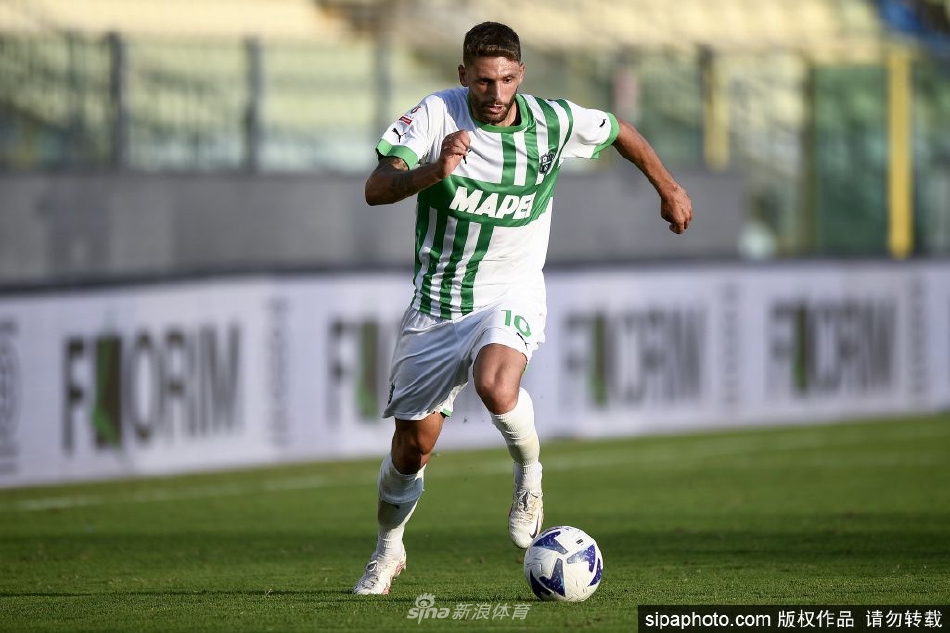 贝拉尔迪在训练中专注控球，绿黑色训练服已被汗水浸透，眼神锐利地盯着脚下的足球