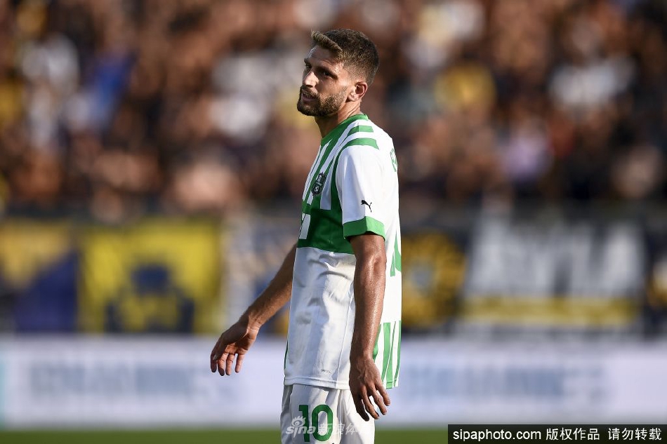 贝拉尔迪在比赛进球后激情奔跑庆祝，双臂张开拥抱来自看台的欢呼，背景是沸腾的绿色海洋