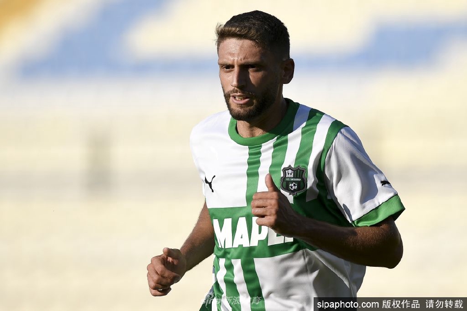 贝拉尔迪手持萨索洛球衣，面向镜头展露坚定而温暖的笑容，身后俱乐部标志清晰可见