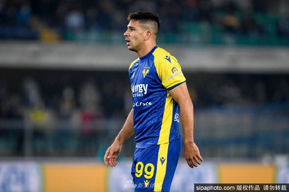 吉奥瓦尼·西蒙尼与主帅斯帕莱蒂在场边握手致意，象征信任与责任的传承