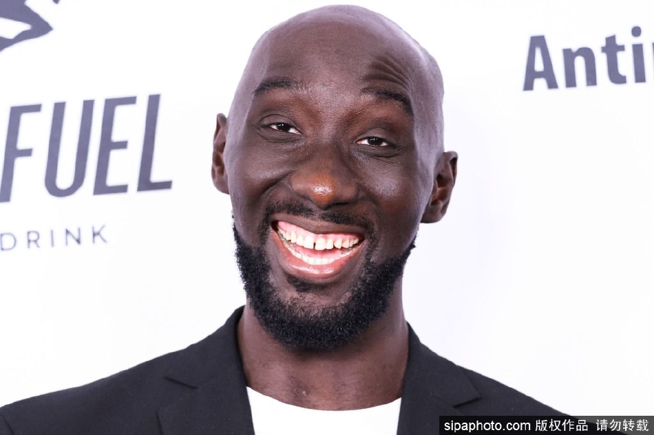 在正式比赛中，塔科·法尔高高跃起，伸出修长的双臂送出一记势大力沉的盖帽。他的身影在篮下遮天蔽日，对手的上篮路线被他完全封死，这一刻，他就是新疆队禁区最可靠的守护神。