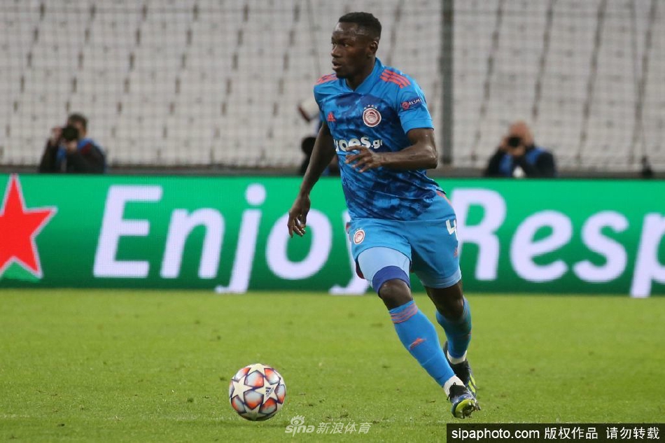 卡马拉与罗马队官员一同出席签约仪式，在俱乐部背景板前握手留念，定格加盟重要瞬间。