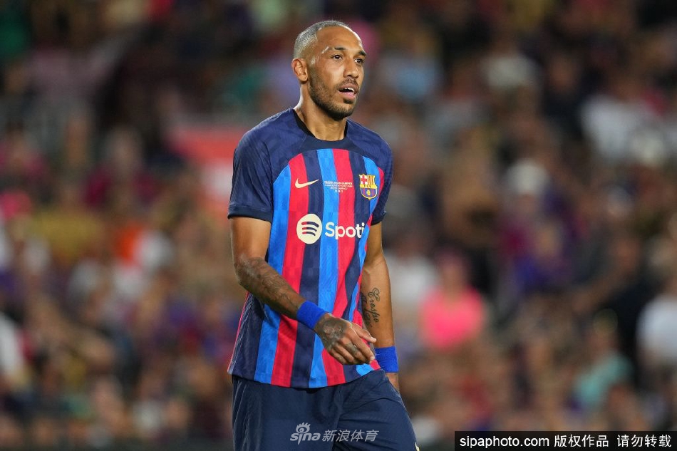 奥巴梅扬在切尔西科巴姆训练基地首次亮相，脚踩足球眼神坚定，背后是熟悉的英超景象。