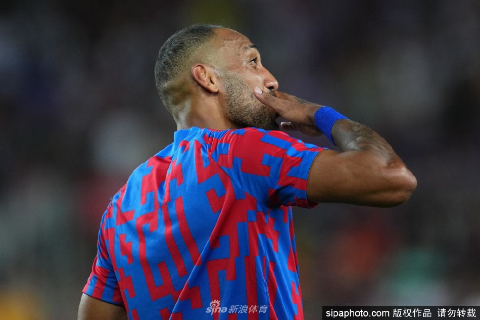 奥巴梅扬与另一新援并肩而立，两人手指切尔西队徽，象征着一同开启在斯坦福桥的新篇章。