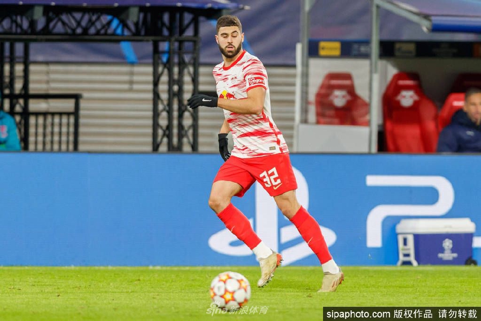 签约仪式后，格瓦迪奥尔身着笔挺西装，与俱乐部官员握手致意，眼神中充满对未来的信心与期待。