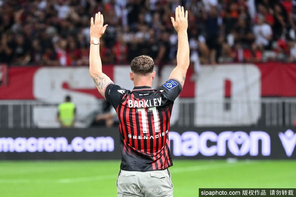 巴克利在新闻发布会上面带微笑侃侃而谈，眼神中透露出对新挑战的坚定与从容