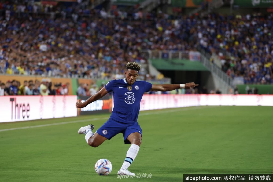 里斯·詹姆斯在绿茵场上带球疾驰，眼神坚定地突破对方防守球员的拦截