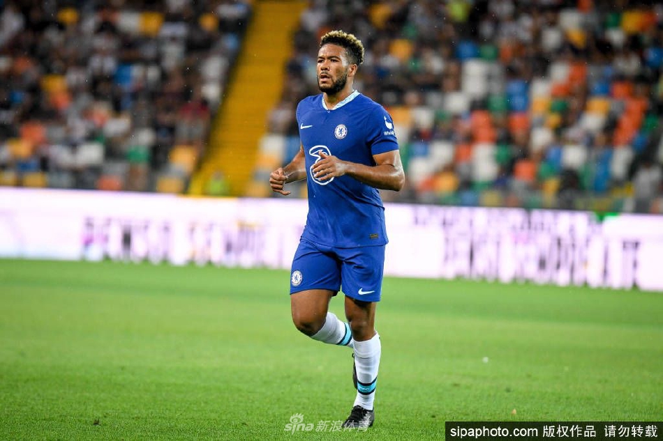 切尔西全队合影中，身着24号球衣的里斯·詹姆斯站在队友中间，神情自信而坚定