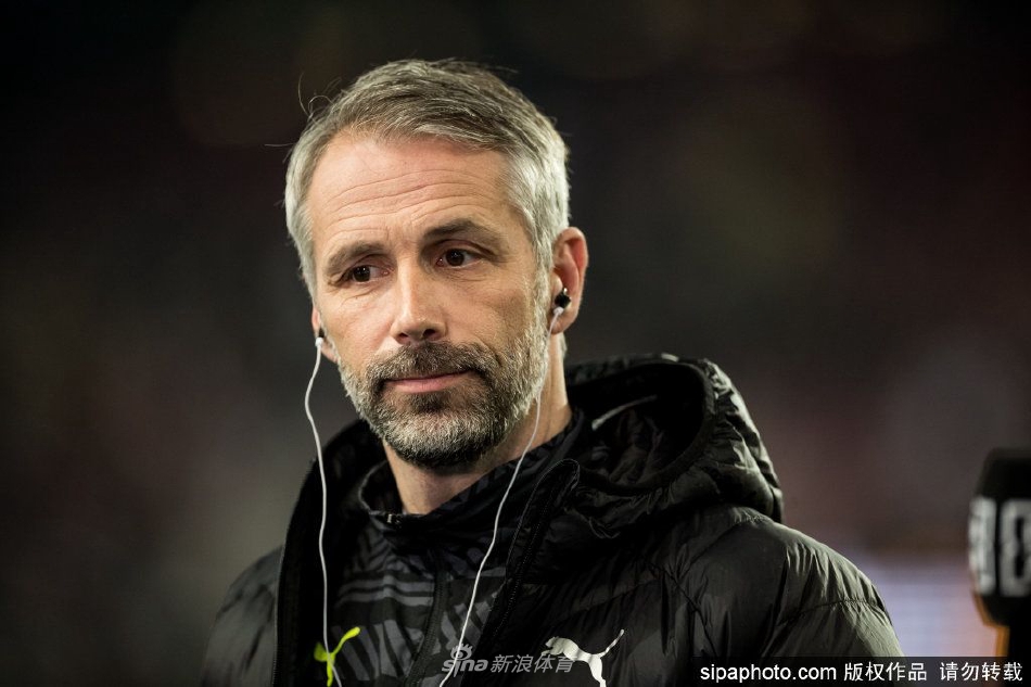 罗泽与莱比锡红牛俱乐部高层并肩而立，手持球队球衣，象征双方正式携手合作，共同面对未来挑战