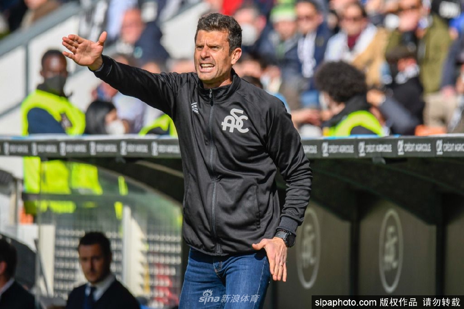 在雷纳托·达拉拉球场的草皮上，蒂亚戈·莫塔与足球合影，目光坚定地望向远方，仿佛在思考球队的未来。