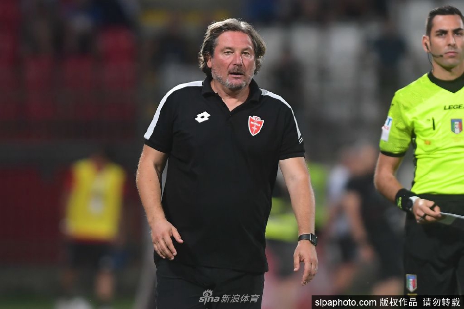 蒙扎主场看台上球迷挥舞旗帜，营造出热烈的主场氛围，期待球队新时代