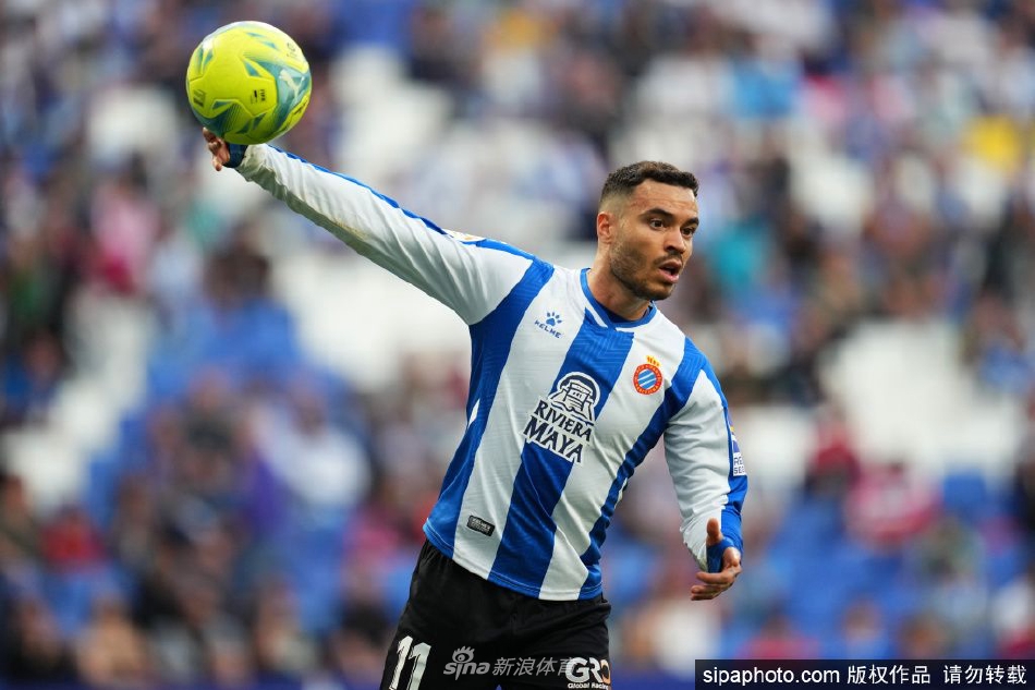 德托马斯与俱乐部主席握手签约瞬间，桌上摆放着合同文件，双方表情认真而充满期待