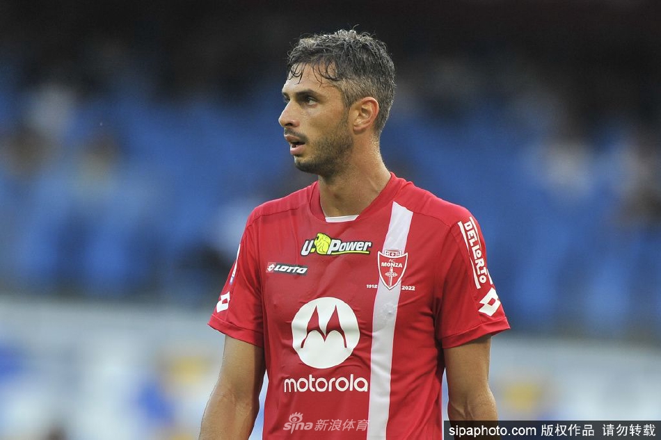 拉诺基亚在训练中专注地进行头球争顶练习，展现其标志性的防守技艺。