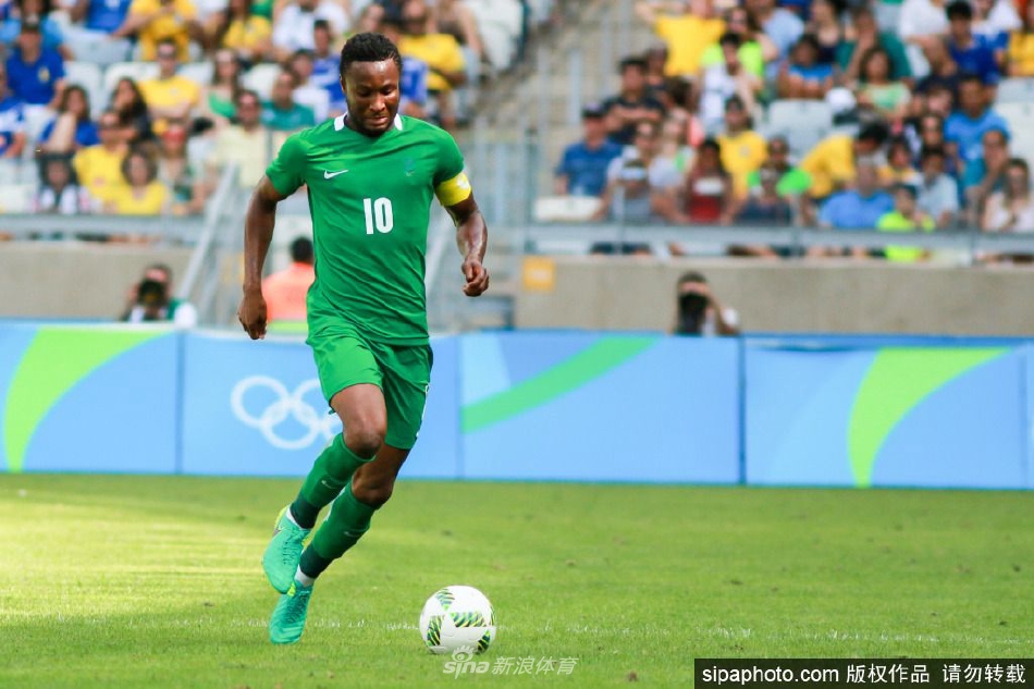 米克尔身披尼日利亚绿色战袍，在非洲国家杯赛场高举冠军奖杯，眼中闪烁着自豪的泪光与胜利的喜悦