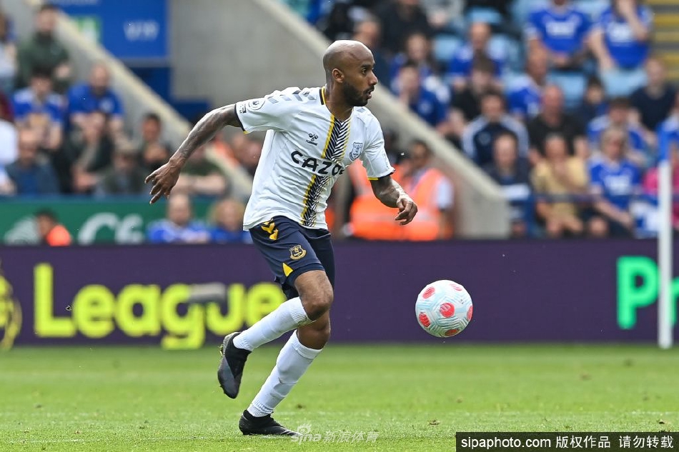 德尔夫在训练中专注地进行盘带练习，眼神坚毅，展现出职业球员扎实的基本功与不懈的奋斗精神