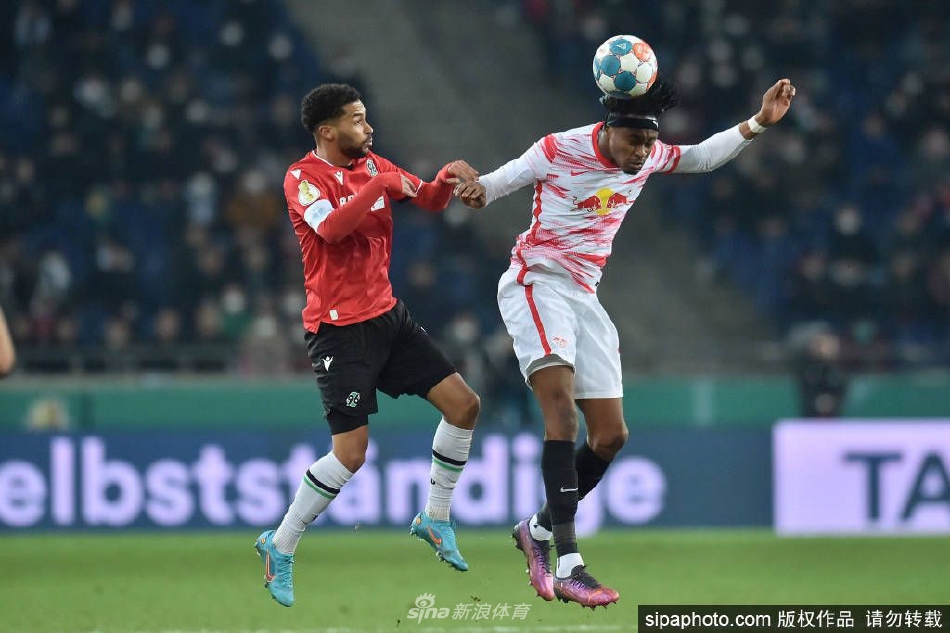 西马坎在莱比锡训练场上专注地进行控球训练，眼神坚定，展现出年轻后卫的自信与沉稳。