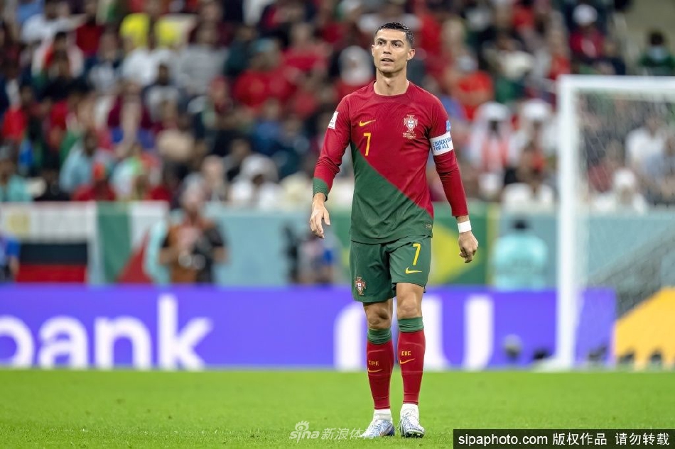 葡萄牙足协发布会现场，官方代表正在宣读声明，背景板上是清晰的葡萄牙足协标志。