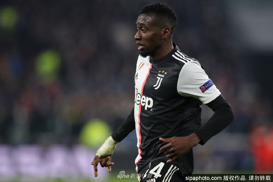 马图伊迪在尤文图斯时期与队友激情庆祝进球，他紧握双拳怒吼，尽情释放着标志性的激情与力量。