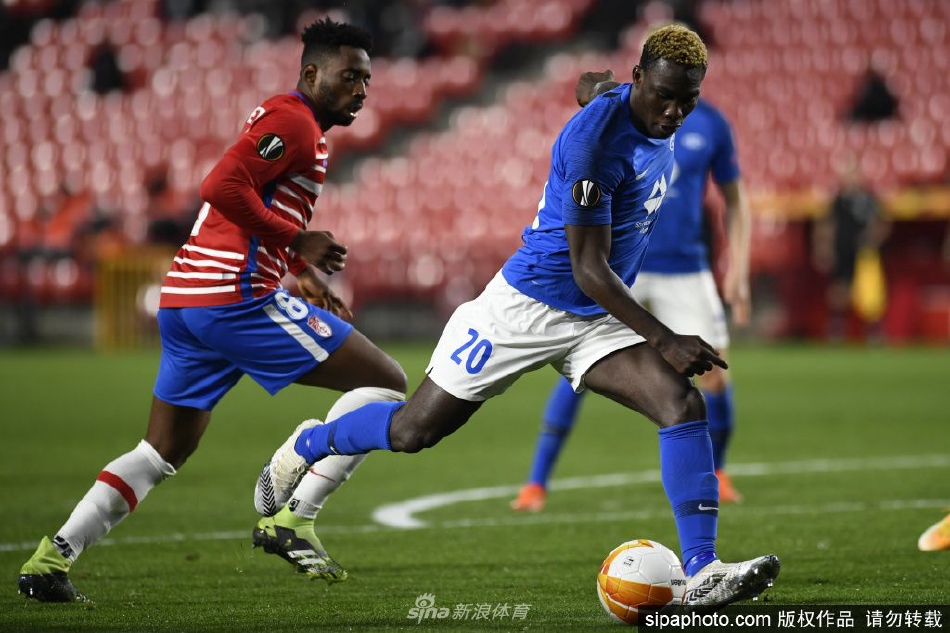 福法纳在训练中展现精湛盘带技术，轻松突破防守球员