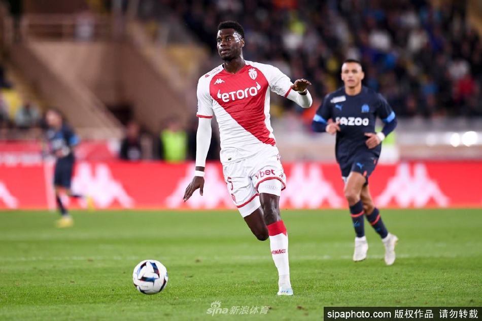 巴迪亚西勒在切尔西训练场上进行一对一防守演练