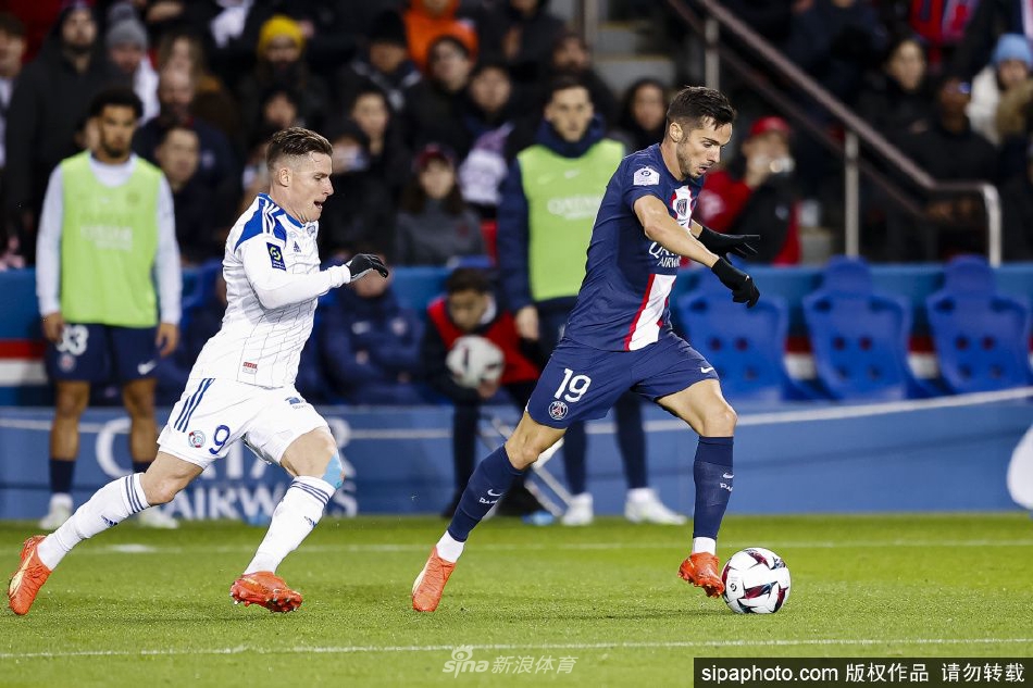 萨拉维亚与狼队教练热情拥抱，背景中俱乐部标志清晰可见