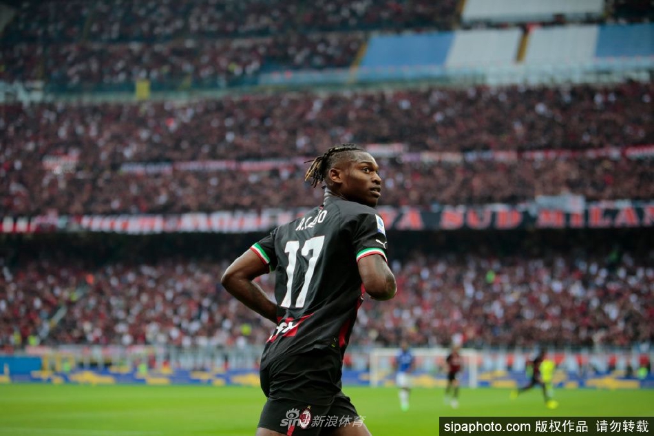 莱奥在训练中展现标志性笑容，阳光洒在他坚毅的脸庞上