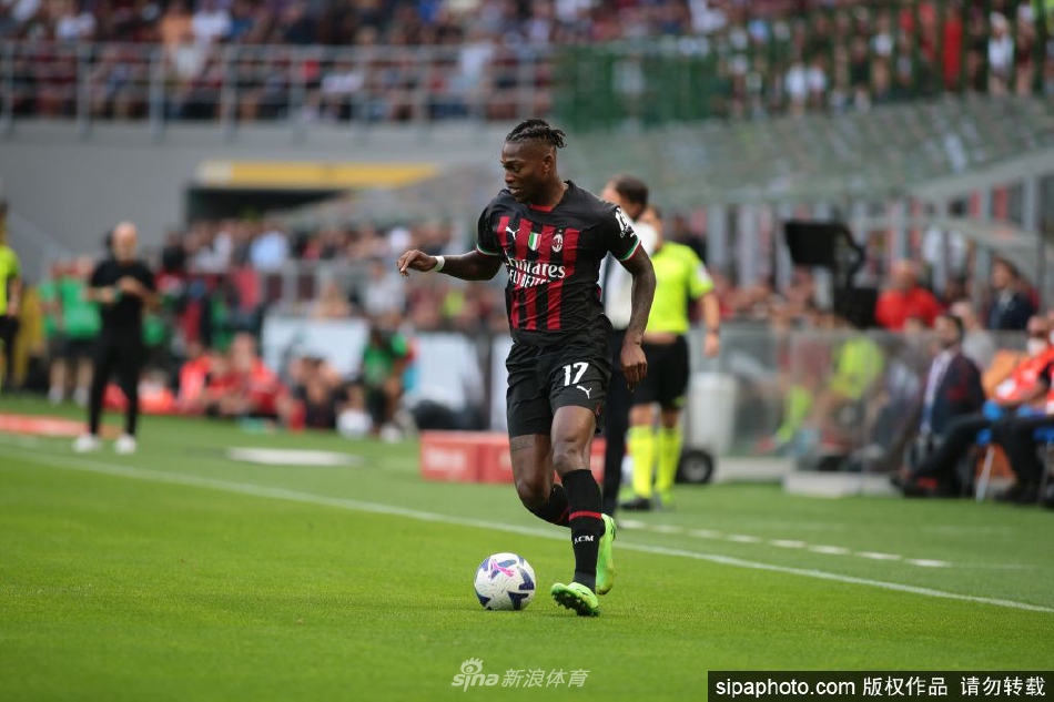 莱奥与队友激情庆祝进球，展现红黑军团的团结与热血