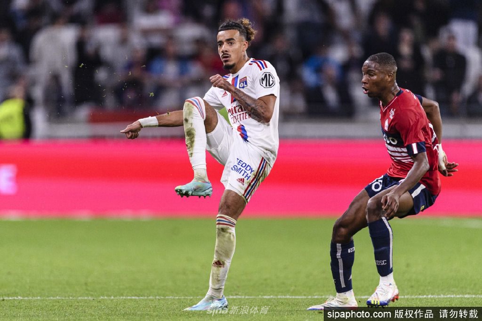 古斯托在训练中专注地进行有球练习，眼神坚定，展现其扎实的技术功底与职业态度