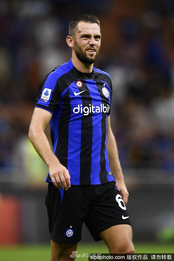 德弗里身披国际米兰战袍，面向看台挥手致意，身后是梅阿查球场的浩瀚看台。