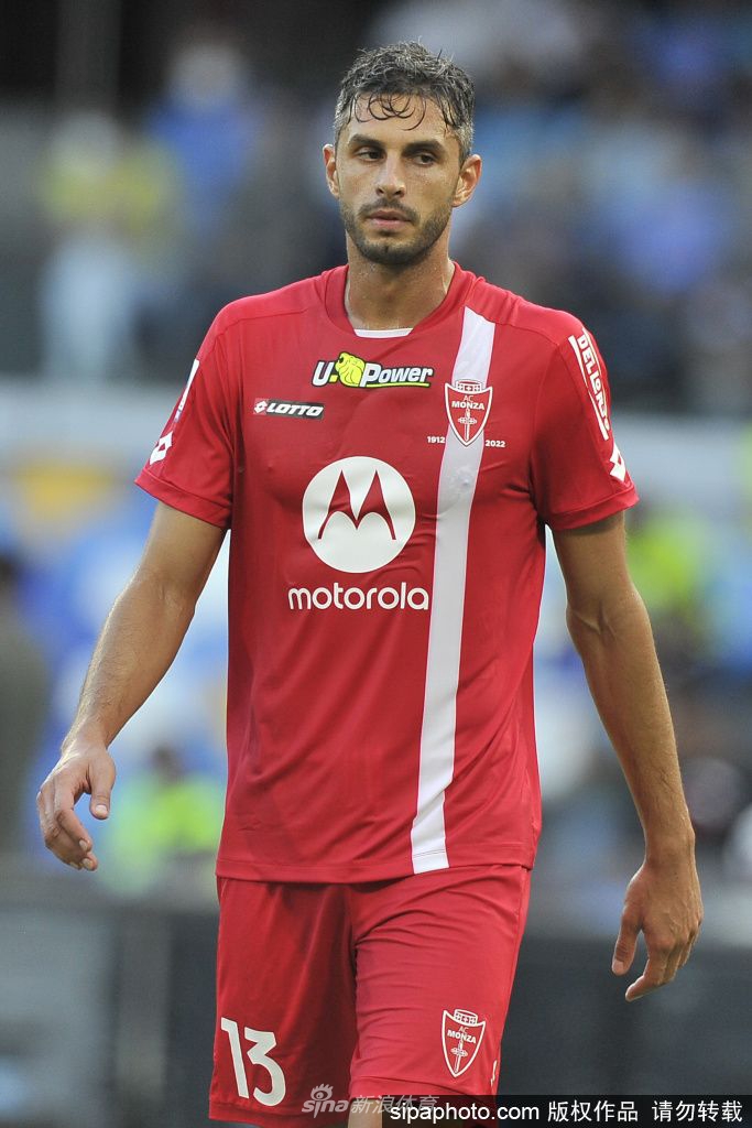 拉诺基亚身穿国际米兰球衣，高举手臂向看台球迷致意，眼中满是不舍与深情。