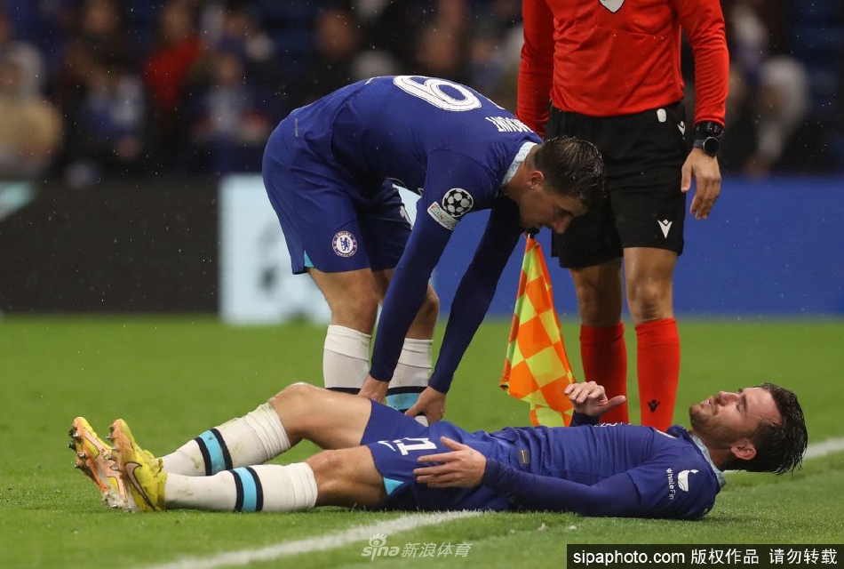 奇尔维尔倒地瞬间，手捂后腿表情痛苦不堪，背景中可见对手球员焦急张望