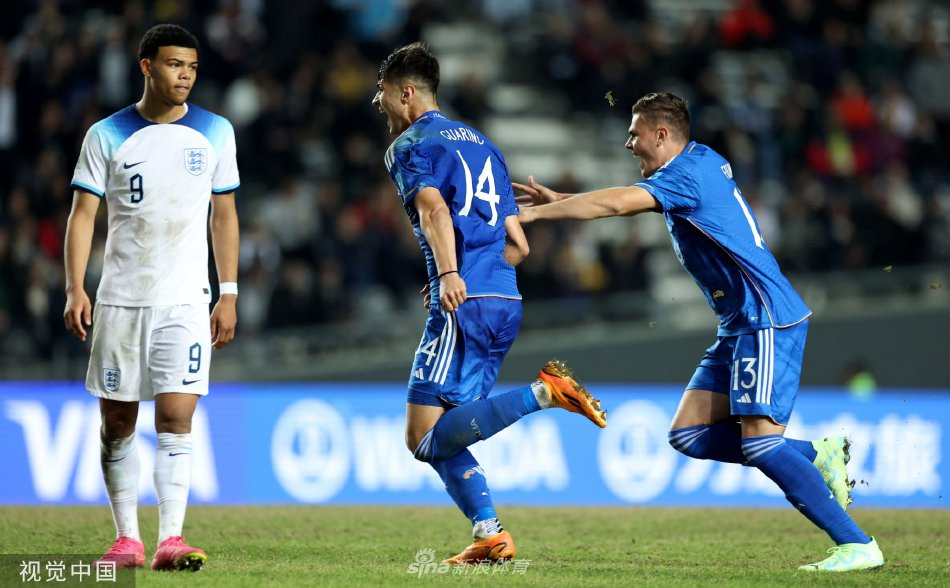 意大利球员卡萨代伊主罚点球前深呼吸，目光坚定地望向英格兰队门将。