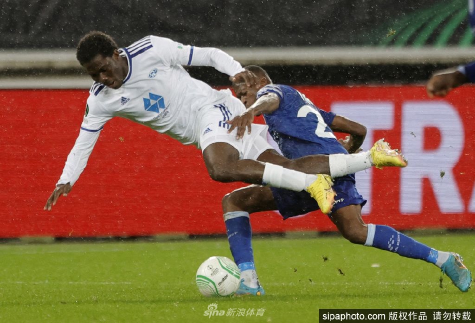 福法纳与队友庆祝进球，展现其激情四射的团队精神