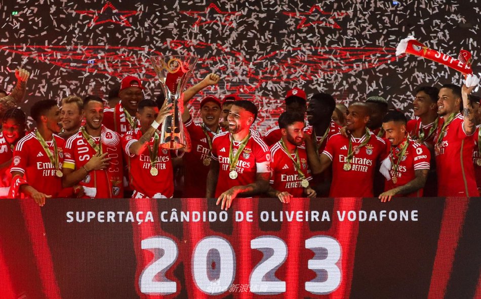 终场哨响，本菲卡全队陷入狂欢，球员们相拥庆祝，红色的身影在阿威罗球场的灯光下汇成一片喜悦的海洋，背景中巨大的冠军奖杯熠熠生辉。