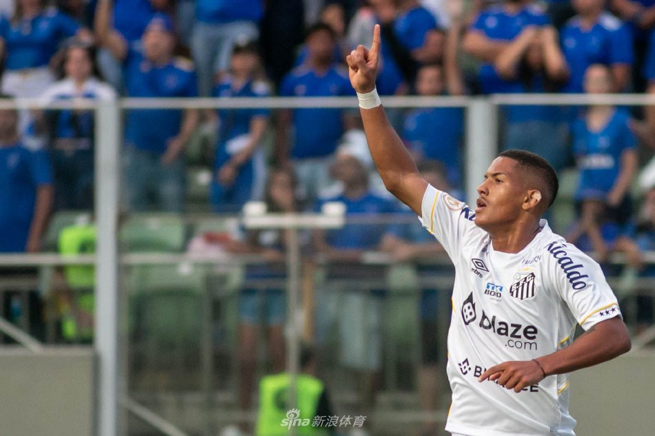 安热洛在训练场带球疾驰，阳光洒在他专注的脸庞上，球衣随风扬起充满动感