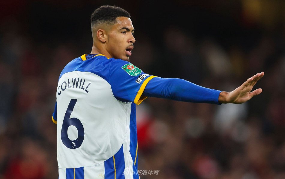 科尔威尔身穿切尔西训练服，在科巴姆训练基地专注地进行防守演练，神情坚毅。