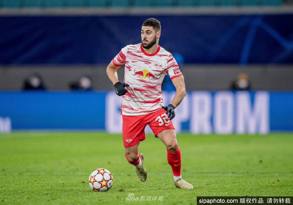 训练场上，格瓦迪奥尔与队友击掌庆祝，笑容灿烂，展现了球队内部积极融洽的团队氛围。