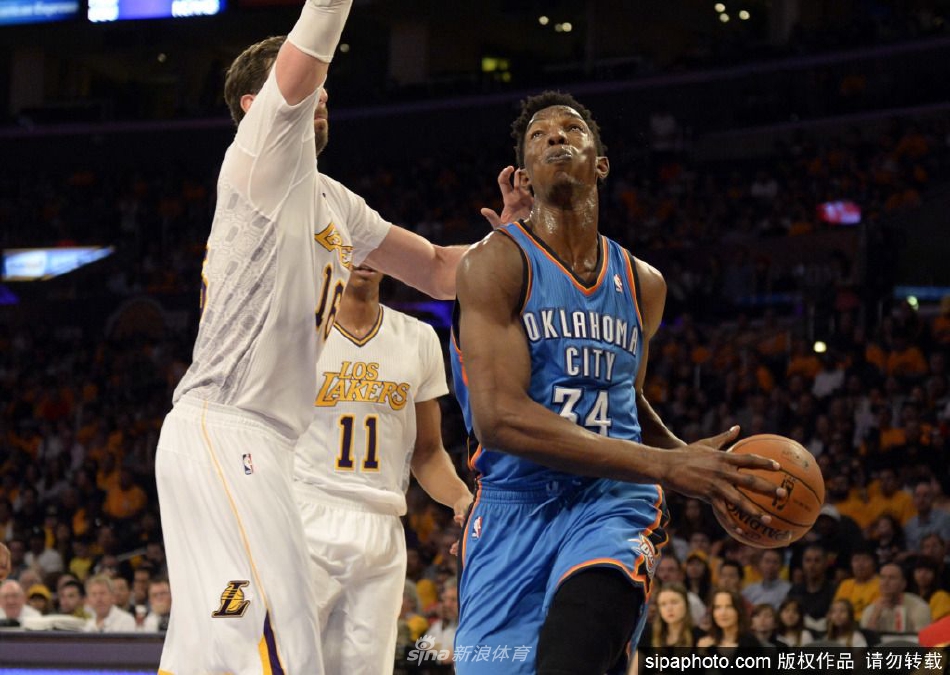 哈希姆-塔比特身披四川男篮战袍，面带标志性微笑亮相，他巨大的身影在球馆灯光下宛如一座黑色铁塔，让人对CBA新赛季的内线对抗充满期待。